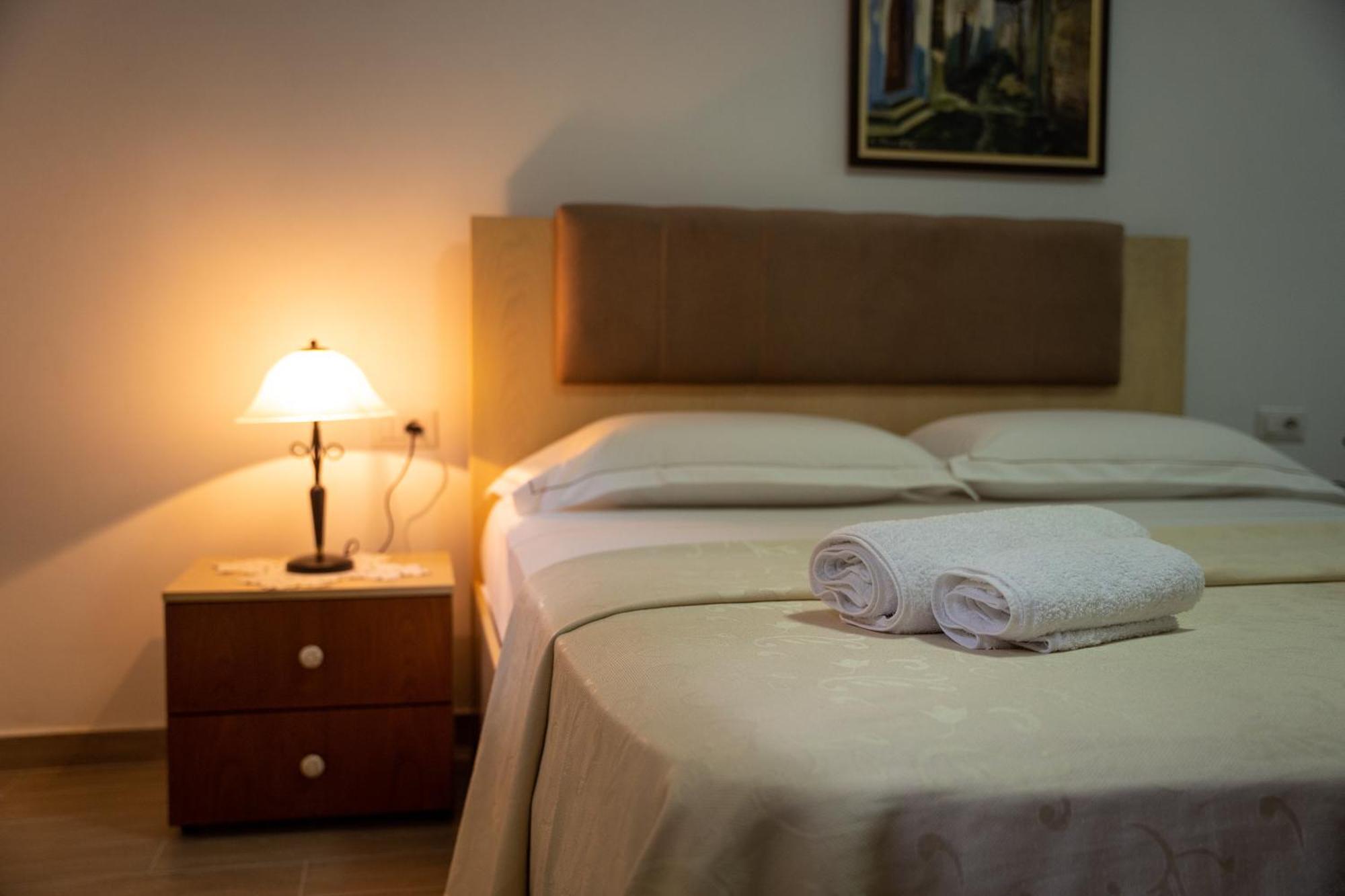 Hotel Borklad Berat Rum bild
